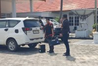 BARANG BUKTI : Tim penyidik Kejati Kalteng saat membawa beberapa unit laptop, CPU serta personal computer (PC) Usai melakukan pengeledahan di KPU Kotim sebagai barang bukti, Senin (12/1/2026).(IST)