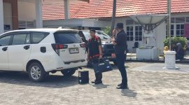 BARANG BUKTI : Tim penyidik Kejati Kalteng saat membawa beberapa unit laptop, CPU  serta personal computer (PC) Usai melakukan pengeledahan di KPU Kotim sebagai barang bukti, Senin (12/1/2026).(IST)