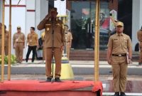 PIMPIN : Bupati Kabupaten Seruyan Ahmad Selanorwanda saat memimpin Apel Besar ASN lingkungan Pemkab Seruyan di halaman Kantor Bupati, Senin (5/1/2026).(IST)
