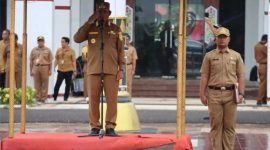 PIMPIN : Bupati Kabupaten Seruyan Ahmad Selanorwanda saat memimpin Apel Besar ASN lingkungan Pemkab Seruyan di halaman Kantor Bupati, Senin (5/1/2026).(IST)