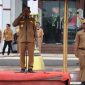 PIMPIN : Bupati Kabupaten Seruyan Ahmad Selanorwanda saat memimpin Apel Besar ASN lingkungan Pemkab Seruyan di halaman Kantor Bupati, Senin (5/1/2026).(IST)