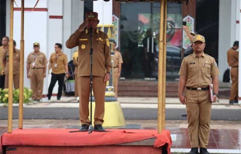 PIMPIN : Bupati Kabupaten Seruyan Ahmad Selanorwanda saat memimpin Apel Besar ASN lingkungan Pemkab Seruyan di halaman Kantor Bupati, Senin (5/1/2026).(IST)