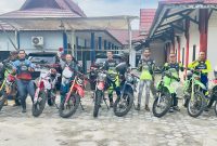 TRABAS : Para rider dari Komunitas Trail Sampit saat berkumpul di halaman Diskominfo Sampit untuk melakukan trabas ke wilayah desa Satiruk Kecamatan Pulau Hanaut, Sabtu (3/1/2026) .(IST)