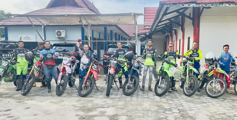 TRABAS : Para rider dari Komunitas Trail Sampit saat berkumpul di halaman Diskominfo Sampit untuk melakukan trabas ke wilayah desa Satiruk Kecamatan Pulau Hanaut, Sabtu (3/1/2026) .(IST)