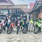 TRABAS : Para rider dari Komunitas Trail Sampit saat berkumpul di halaman Diskominfo Sampit untuk melakukan trabas ke wilayah desa Satiruk Kecamatan Pulau Hanaut, Sabtu (3/1/2026) .(IST)