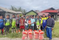 BANTUAN :  Kepala Dinas Kelautan dan Perikanan Kotim Ahmad Sarwo Oboi, didampingi para rider saat menyerahkan bantuan beras kepada warga Desa Satiruk Kecamatan Pulau Hanaut, Kabupaten Kotim, Sabtu (3/1/2026).(IST)