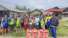 BANTUAN :  Kepala Dinas Kelautan dan Perikanan Kotim Ahmad Sarwo Oboi, didampingi para rider saat menyerahkan bantuan beras kepada warga Desa Satiruk Kecamatan Pulau Hanaut, Kabupaten Kotim, Sabtu (3/1/2026).(IST)