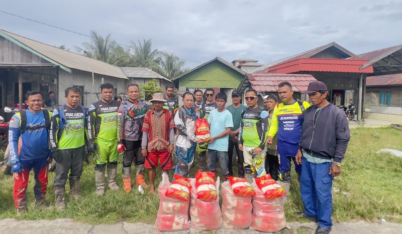 BANTUAN :  Kepala Dinas Kelautan dan Perikanan Kotim Ahmad Sarwo Oboi, didampingi para rider saat menyerahkan bantuan beras kepada warga Desa Satiruk Kecamatan Pulau Hanaut, Kabupaten Kotim, Sabtu (3/1/2026).(IST)