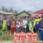 BANTUAN :  Kepala Dinas Kelautan dan Perikanan Kotim Ahmad Sarwo Oboi, didampingi para rider saat menyerahkan bantuan beras kepada warga Desa Satiruk Kecamatan Pulau Hanaut, Kabupaten Kotim, Sabtu (3/1/2026).(IST)