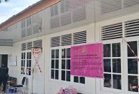 DISEGEL : Ruang komisioner KPU Kotim disegel menggunakan pita merah putih oleh pihak Kejati Kalteng saat dilakukan pe geledahan, Senin (12/1/2026).(IST)