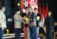 TERIMA : Kepala Dinas Kesehatan Kalteng, Suyuti Syamsul, saat menerima penghargaan 
UHC Award 2026 Kategori Madya yang diserahkan oleh Menteri Koordinator Bidang Pemberdayaan Masyarakat, Muhaimin Iskandar, Selasa (27/1/2026).
