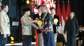 TERIMA : Kepala Dinas Kesehatan Kalteng, Suyuti Syamsul, saat menerima penghargaan 
UHC Award 2026 Kategori Madya yang diserahkan oleh Menteri Koordinator Bidang Pemberdayaan Masyarakat, Muhaimin Iskandar, Selasa (27/1/2026).
