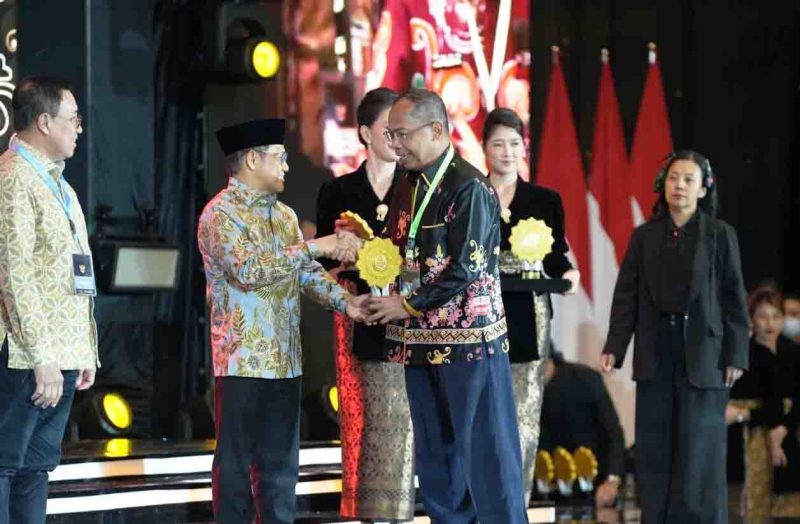 TERIMA : Kepala Dinas Kesehatan Kalteng, Suyuti Syamsul, saat menerima penghargaan 
UHC Award 2026 Kategori Madya yang diserahkan oleh Menteri Koordinator Bidang Pemberdayaan Masyarakat, Muhaimin Iskandar, Selasa (27/1/2026).
