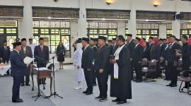 MELANTIK : Bupati Kotim Halikinnor saat melantik dan mengambil sumpah jabatan para pejabat dilingkungan pemerintahannya, di Gedung Serba Guna Sampit, Jumat (30/1/2026).