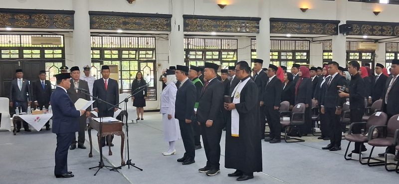 MELANTIK : Bupati Kotim Halikinnor saat melantik dan mengambil sumpah jabatan para pejabat dilingkungan pemerintahannya, di Gedung Serba Guna Sampit, Jumat (30/1/2026).
