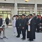 MELANTIK : Bupati Kotim Halikinnor saat melantik dan mengambil sumpah jabatan para pejabat dilingkungan pemerintahannya, di Gedung Serba Guna Sampit, Jumat (30/1/2026).
