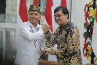 CENDRAMATA : Gubernur Kalimantan Tengah Agustiar Sabran saat memberikan cenderamata kepada Staf Khusus Presiden Republik Indonesia Bidang Ekonomi Kreatif Yovie Widianto di Istana Isen Mulang, Rumah Jabatan Gubernur Kalimantan Tengah, Selasa (10/2/2026).