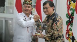 CENDRAMATA : Gubernur Kalimantan Tengah Agustiar Sabran saat memberikan cenderamata kepada Staf Khusus Presiden Republik Indonesia Bidang Ekonomi Kreatif Yovie Widianto di Istana Isen Mulang, Rumah Jabatan Gubernur Kalimantan Tengah, Selasa (10/2/2026).