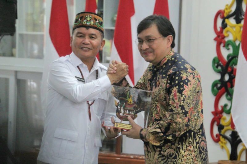 CENDRAMATA : Gubernur Kalimantan Tengah Agustiar Sabran saat memberikan cenderamata kepada Staf Khusus Presiden Republik Indonesia Bidang Ekonomi Kreatif Yovie Widianto di Istana Isen Mulang, Rumah Jabatan Gubernur Kalimantan Tengah, Selasa (10/2/2026).