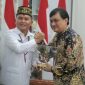 CENDRAMATA : Gubernur Kalimantan Tengah Agustiar Sabran saat memberikan cenderamata kepada Staf Khusus Presiden Republik Indonesia Bidang Ekonomi Kreatif Yovie Widianto di Istana Isen Mulang, Rumah Jabatan Gubernur Kalimantan Tengah, Selasa (10/2/2026).