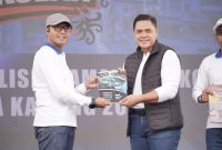 MENYERAHKAN : Plt. Kepala Dinas Pendidikan Provinsi Kalteng, Muhammad Reza Prabowo, saat menyerahkan buku pembelajaran kepada pihak sekolah belum lama ini.
