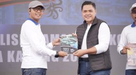 MENYERAHKAN : Plt. Kepala Dinas Pendidikan Provinsi Kalteng, Muhammad Reza Prabowo, saat menyerahkan buku pembelajaran kepada pihak sekolah belum lama ini.