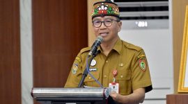 SAMBUTAN : Plt. Sekda Leonard S. Ampung saat menyampaikan Sambutan Sekaligus Membuka Acara di Aula BAPPERIDA Provinsi Kalimantan Tengah, Palangka Raya, Senin (19/1/2026).