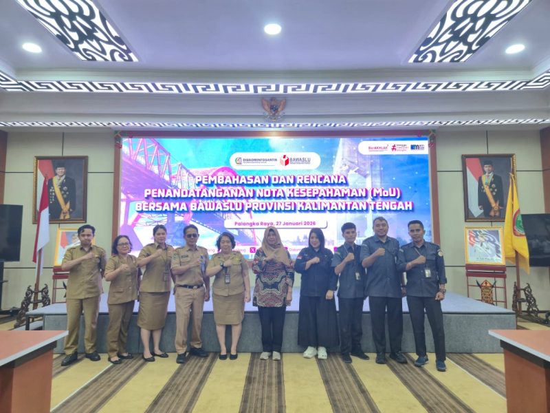 FOTO BERSAMA: Sekretaris Diskominfosantik Provinsi Kalteng Tuty Sulistyowatie saat foto bersama pihak Banwaslu Kalteng usai audiensi, Selasa (27/1/2026).