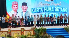 PENYERAHAN - Agustiar Sabran saat penyerahan Kartu Huma Betang secara simbolis yang disaksikan secara daring seluruh Kabupaten Kota.