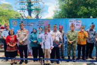 MELEPAS : Gubernur Kalteng H. Agustiar Sabran saat melepas bantuan sosial yang merupakan bagian dari Program Kartu Huma Betang Sejahtera di Halaman Kantor Gubernur Kalteng, Jumat (20/2/2026).