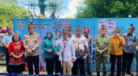 MELEPAS : Gubernur Kalteng H. Agustiar Sabran saat melepas bantuan sosial yang merupakan bagian dari Program Kartu Huma Betang Sejahtera di Halaman Kantor Gubernur Kalteng, Jumat (20/2/2026).
