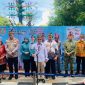 MELEPAS : Gubernur Kalteng H. Agustiar Sabran saat melepas bantuan sosial yang merupakan bagian dari Program Kartu Huma Betang Sejahtera di Halaman Kantor Gubernur Kalteng, Jumat (20/2/2026).
