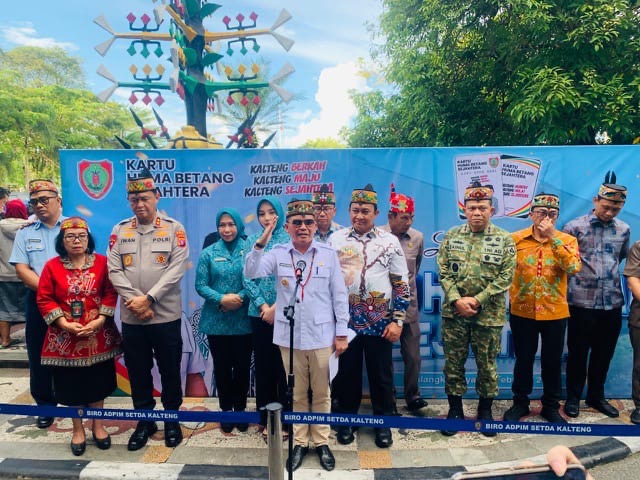 MELEPAS : Gubernur Kalteng H. Agustiar Sabran saat melepas bantuan sosial yang merupakan bagian dari Program Kartu Huma Betang Sejahtera di Halaman Kantor Gubernur Kalteng, Jumat (20/2/2026).