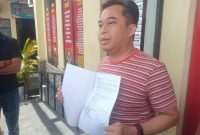 LAPORKAN : Ketua DPRD Kotim, Rimbun, saat  melaporkan korlap aksi unjuk rasa ke Polres Kotawaringin Timur pada Sabtu (15/2/2026).