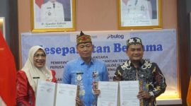 PENANDATANGANAN: Staf Ahli Gubernur Kalteng Bidang Ekonomi, Keuangan, dan Pembangunan, Yuas Elko, saat melakukan 
Penandatanganan Kesepakatan Bersama antara Pemprov Kalteng dengan Perusahaan Umum (Perum) BULOG Kantor Wilayah Kalteng, Selasa (22/1/2026).