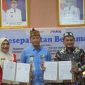 PENANDATANGANAN: Staf Ahli Gubernur Kalteng Bidang Ekonomi, Keuangan, dan Pembangunan, Yuas Elko, saat melakukan 
Penandatanganan Kesepakatan Bersama antara Pemprov Kalteng dengan Perusahaan Umum (Perum) BULOG Kantor Wilayah Kalteng, Selasa (22/1/2026).