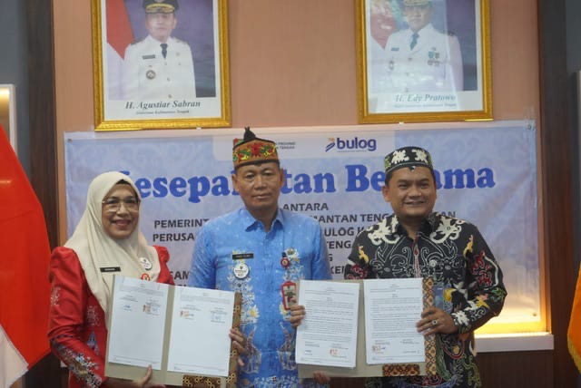 PENANDATANGANAN: Staf Ahli Gubernur Kalteng Bidang Ekonomi, Keuangan, dan Pembangunan, Yuas Elko, saat melakukan 
Penandatanganan Kesepakatan Bersama antara Pemprov Kalteng dengan Perusahaan Umum (Perum) BULOG Kantor Wilayah Kalteng, Selasa (22/1/2026).