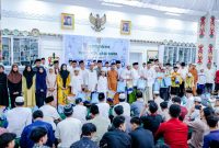 BAGIKAN SANTUNAN : Gubernur Kalteng H.Agustiar Sabran bagikan santunan kepada Yayasan Panti Asuhan Yatim Piatu saat Silaturahmi dan Buka Puasa Bersama 1447 H/2026 M, Senin (23/2/2026) sore.