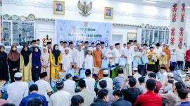 BAGIKAN SANTUNAN : Gubernur Kalteng H.Agustiar Sabran bagikan santunan kepada Yayasan Panti Asuhan Yatim Piatu saat Silaturahmi dan Buka Puasa Bersama 1447 H/2026 M, Senin (23/2/2026) sore.