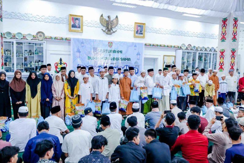 BAGIKAN SANTUNAN : Gubernur Kalteng H.Agustiar Sabran bagikan santunan kepada Yayasan Panti Asuhan Yatim Piatu saat Silaturahmi dan Buka Puasa Bersama 1447 H/2026 M, Senin (23/2/2026) sore.