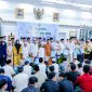 BAGIKAN SANTUNAN : Gubernur Kalteng H.Agustiar Sabran bagikan santunan kepada Yayasan Panti Asuhan Yatim Piatu saat Silaturahmi dan Buka Puasa Bersama 1447 H/2026 M, Senin (23/2/2026) sore.