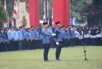 UPACARA : Para Guru saat mengikuti upacara yang digelar oleh pemerintah daerahnya belum  lama ini.