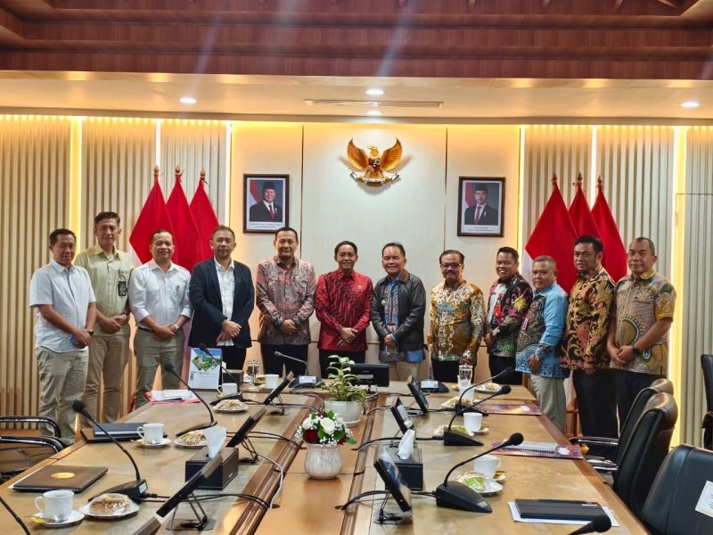 PERTEMUAN : Gubernur Kalimantan Tengah H.Agustiar Sabran saat bertemu dengan Menteri Kehutanan Republik Indonesia, Raja Juli Antoni, di Gedung Manggala Wanabakti, Jakarta, Rabu (4/2/2026).