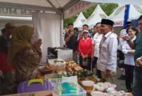 TINJAU : Gubernur Provinsi Kalteng H.Agustiar Sabran saat meninjau langsung Pasar Ramadan yang digelar di kawasan Jalan Yos Sudarso, Palangka Raya, Rabu (25/2/2026).