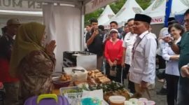 TINJAU : Gubernur Provinsi Kalteng H.Agustiar Sabran saat meninjau langsung Pasar Ramadan yang digelar di kawasan Jalan Yos Sudarso, Palangka Raya, Rabu (25/2/2026).