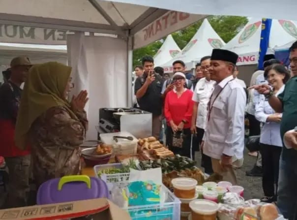 TINJAU : Gubernur Provinsi Kalteng H.Agustiar Sabran saat meninjau langsung Pasar Ramadan yang digelar di kawasan Jalan Yos Sudarso, Palangka Raya, Rabu (25/2/2026).