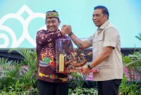 CENDRAMATA : Wakil Gubernur Kalteng, Eddy Pratowo, saat menyerahkan Cendera mata kepada Deputi Bidang Pemantauan dan Pengawasan BGN, Kamis (22/1/2026).