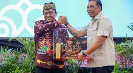 CENDRAMATA : Wakil Gubernur Kalteng, Eddy Pratowo, saat menyerahkan Cendera mata kepada Deputi Bidang Pemantauan dan Pengawasan BGN, Kamis (22/1/2026).