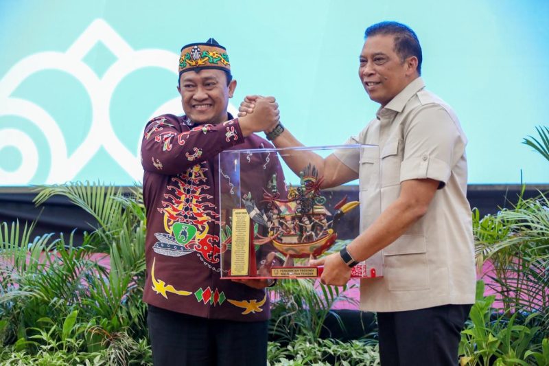 CENDRAMATA : Wakil Gubernur Kalteng, Eddy Pratowo, saat menyerahkan Cendera mata kepada Deputi Bidang Pemantauan dan Pengawasan BGN, Kamis (22/1/2026).
