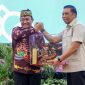 CENDRAMATA : Wakil Gubernur Kalteng, Eddy Pratowo, saat menyerahkan Cendera mata kepada Deputi Bidang Pemantauan dan Pengawasan BGN, Kamis (22/1/2026).
